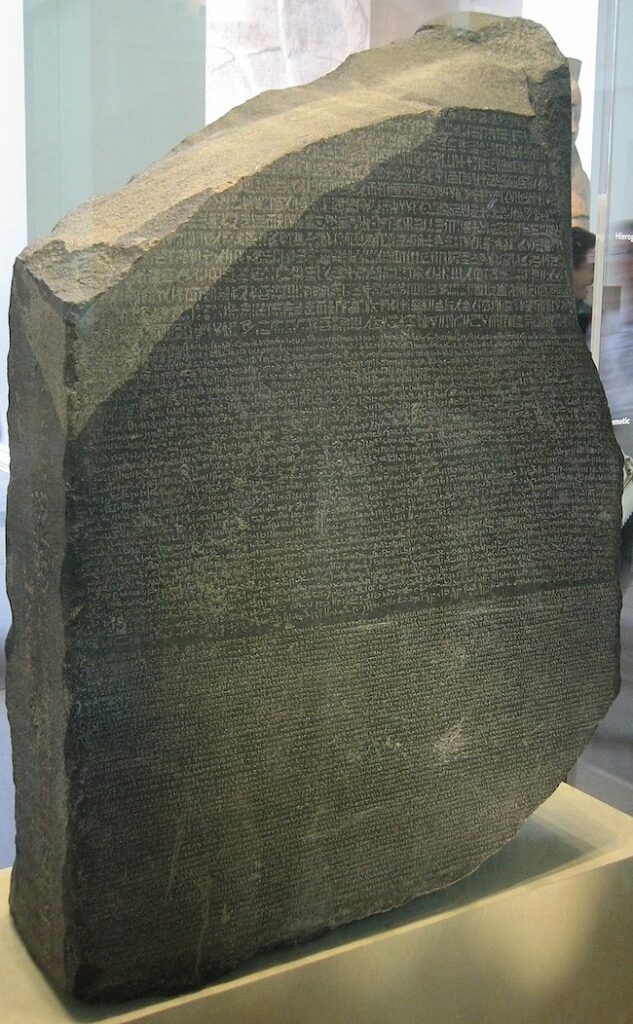 Der Rosetta Stein in drei Sprachen