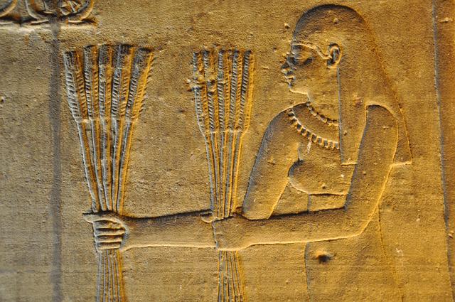 Frau mit Ähren in der Hand - in der griechischen und ägyptischen Welt der Götter
