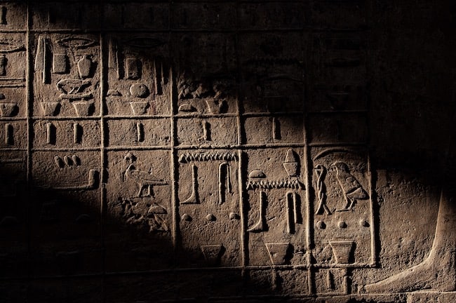 Hieroglyphen im Schatten