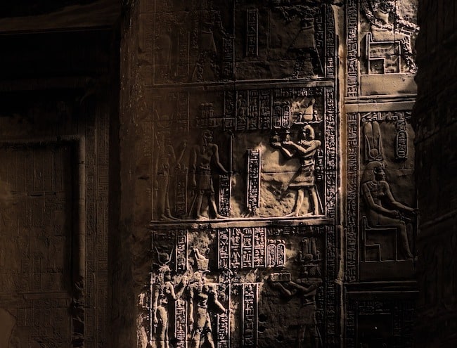 Hieroglyphen erzählen uns von Kulthandlungen