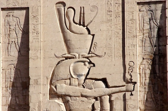Horus mit Falkenkopf und Doppelkrone
