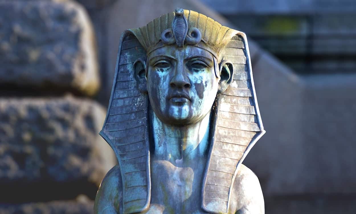 Ägyptische Kronen und Kopfbedeckungen im Alten Ägypten