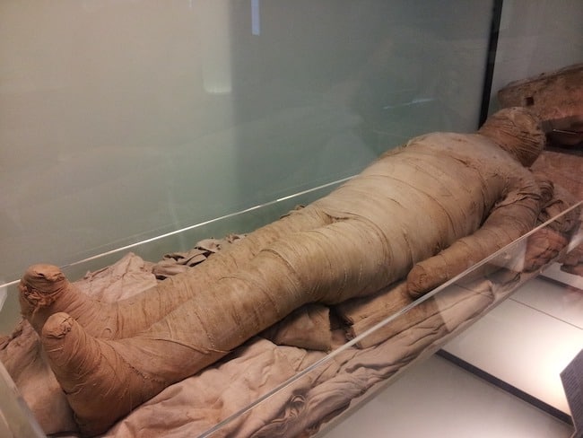 Mumifizierung: Mit Binden eingewickelte Mumie.