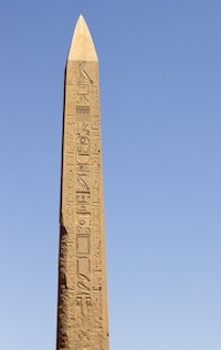 Ein Obelisk mit einem Pyramidion als Spitze