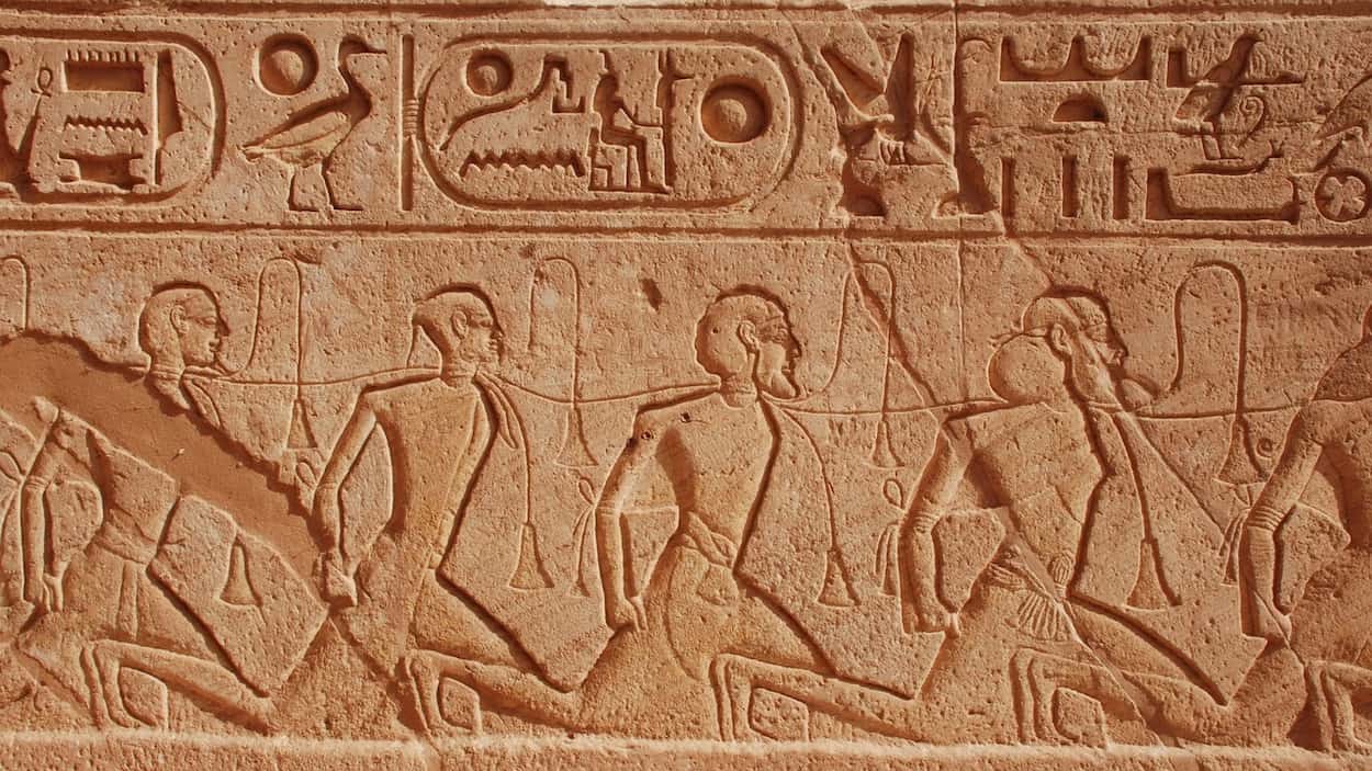 Skalven mit Stricken um den Hals - Menschenopfer