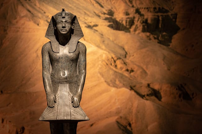 Tutanchamun trägt das Königskopftuch mit Uräus