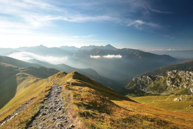 Weg auf dem Bergkamm