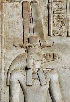 Sobek (Suchos) ist der Sohn von Neith, der Göttin des Krieges.