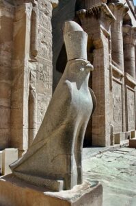 Horus als Falke dargestellt.