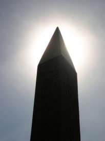 Die kosmischen Götter im Alten Ägypten -  Obeliskenspitze von der Sonne umrahmt.